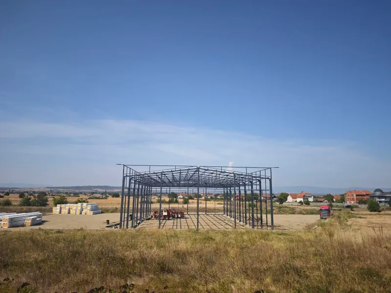 Čelična konstrukcija hale sa čeone strane